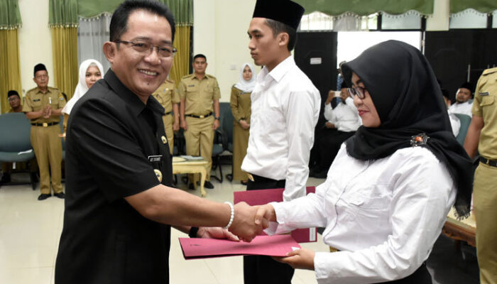 Serahkan SK CPNS,  Bupati Tasik Ingatkan Tak Berhenti Bersyukur
