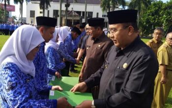 Budi Serahkan SK CPNS Hasil Seleksi 2018