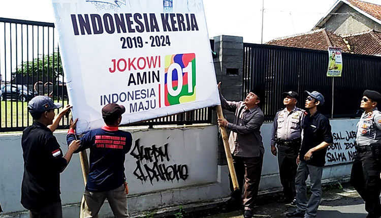 Hari Pertama Masa Tenang, Wali Kota Tasik Turunkan APK Jokowi - Amin