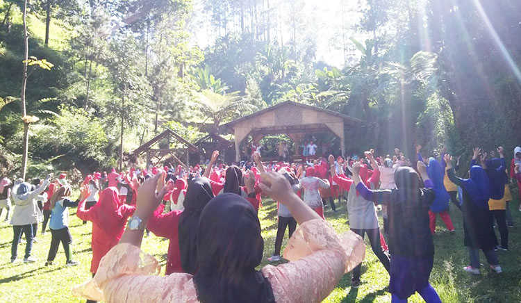 Kompak, Ratusan Anggota KJS Afini Senam Pakai Kebaya