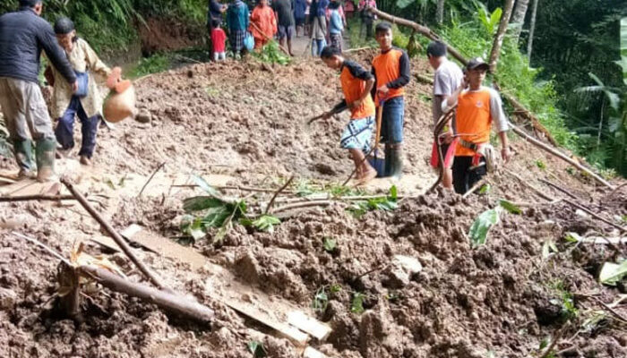 Longsor Tutup Jalan Penghubung Kecamatan Cineam dan Karangjaya