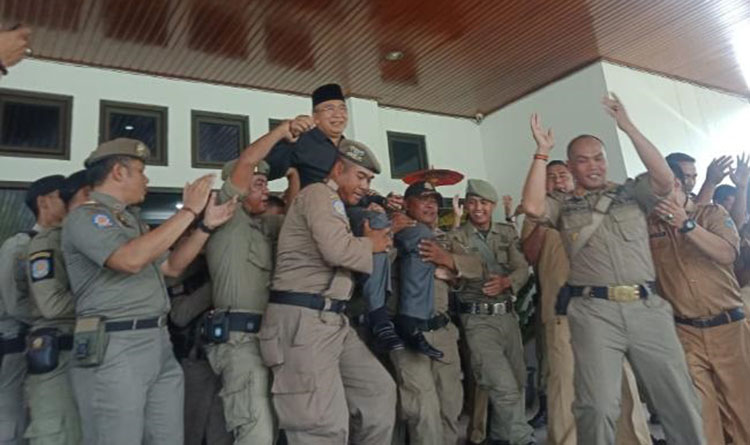 Pasca Ditetapkan Tersangka Oleh KPK, Wali Kota Tasik Menangis