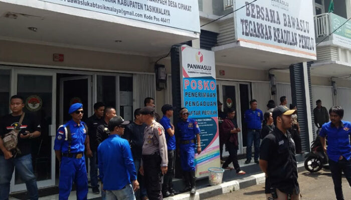 Ratusan Massa Datangi Bawaslu Kabupaten Tasikmalaya