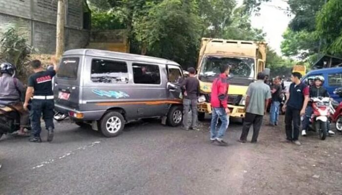 Tak Kuat Menahan Kantuk, Mobdin Kades Mandalamekar Adu Kepala