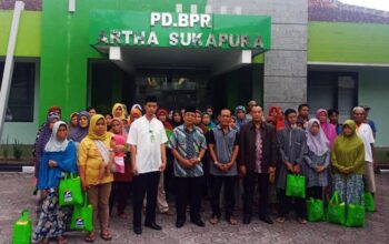 Jelang Idul Fitri, PD BPR Artha Sukapura Bagikan Paket Sembako Kepada Kaum Dhuafa