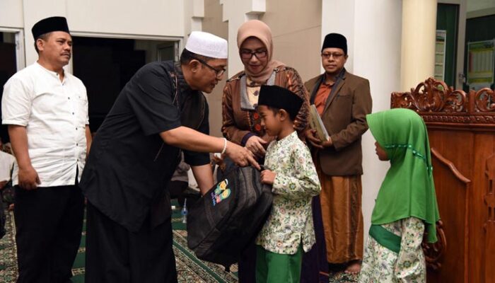 Tarling, Bupati Tasik Serahkan Bantuan