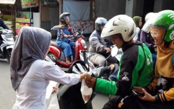 Acara Bagi-bagi Takjil Gratis BPR Artha Galunggung Disambut Antusias Warga
