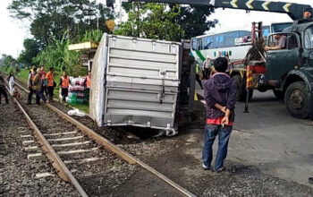 Akibat Kantuk, Mobil Box Tabrak Vilar Pos Kereta