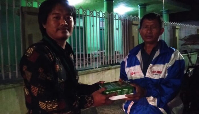 Gelar Sahur On The Road, HMI Bagi-bagi Nasi Kotak