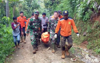 Korban Longsor Dimakamkan Pihak Keluarga