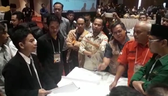 Rapat Pleno KPU Kota Tasik Diwarnai Aksi Protes