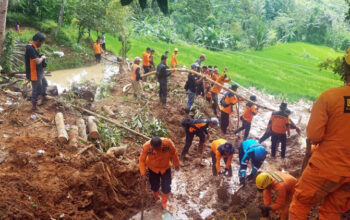 Tim Penanggulangan Bencana Kerja Keras Cari Korban Longsor Karangjaya