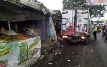 Truk Tronton Seruduk Kendaraan Parkir