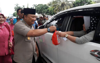 Bersinergi, Polres Tasik Kota dan TNI Bagi-bagi Takjil