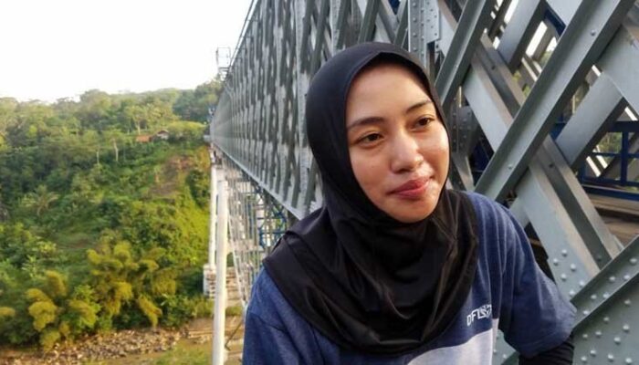 Ngabuburit, Puluhan Orang Rappeling di Jembatan Cirahong