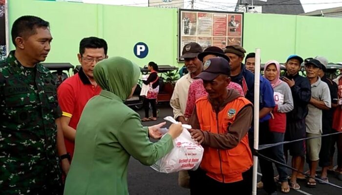 PTT dan Kodim 0612 Tasik Bagi-bagi Nasi Kotak
