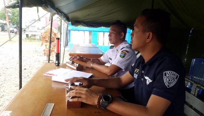 Arus Mudik, Dua Petugas Dishub Kab. Tasik Hitung Jumlah Kendaraan