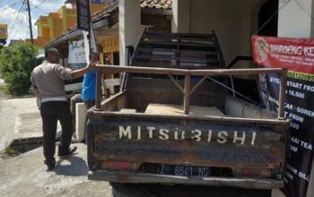 Lelah dan Mengantuk, Pick Up Tambrak Tembok Warung