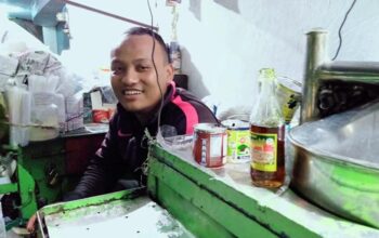 Saat Deni Siapkan Sahur Bagi Umat Islam di “Singasana” Sang Ayah