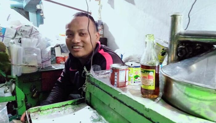 Saat Deni Siapkan Sahur Bagi Umat Islam di “Singasana” Sang Ayah