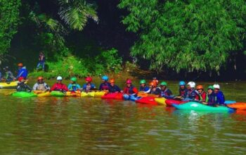 Berolahraga Kayak Sambil Tunggu Adzan Magrib
