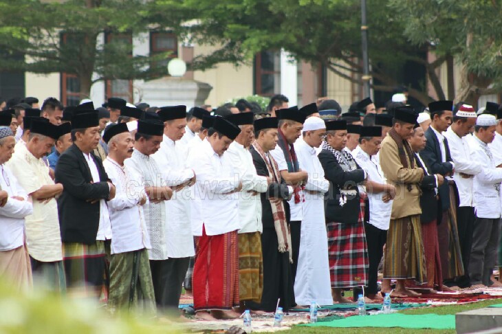 Bupati Jeje Sholat Ied 1440 hijriyah Bersama Wakil dan Ratusan Warga di Alun-Alun Parigi