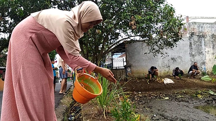 Jaga Ekosistem Alam Pakarangan, Pemudik Tanam Pohon