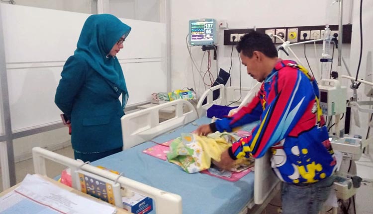 Ketua PKK Kab. Tasik Jenguk Bayi Berpenyakit Langka