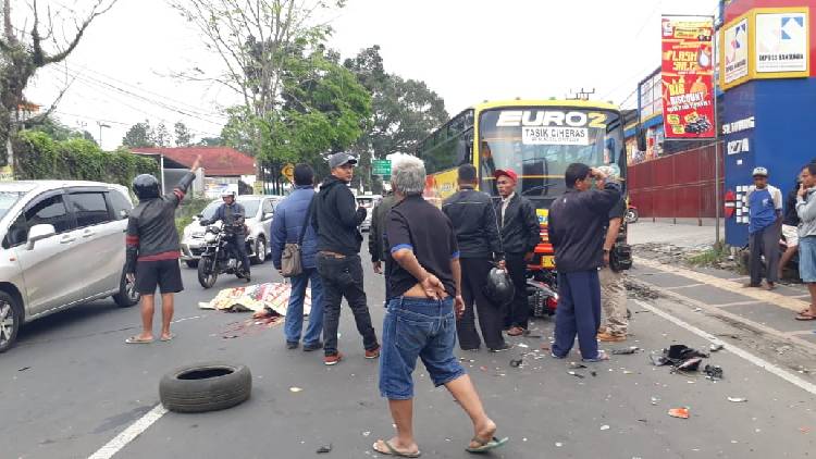 Akibat Nyalip Bus Dosen Unsil Tewas