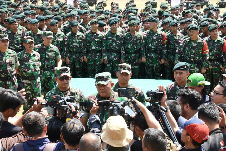 Asops Panglima TNI Inspeksi Kesiapan Satgas Yonif R 300/Bjw