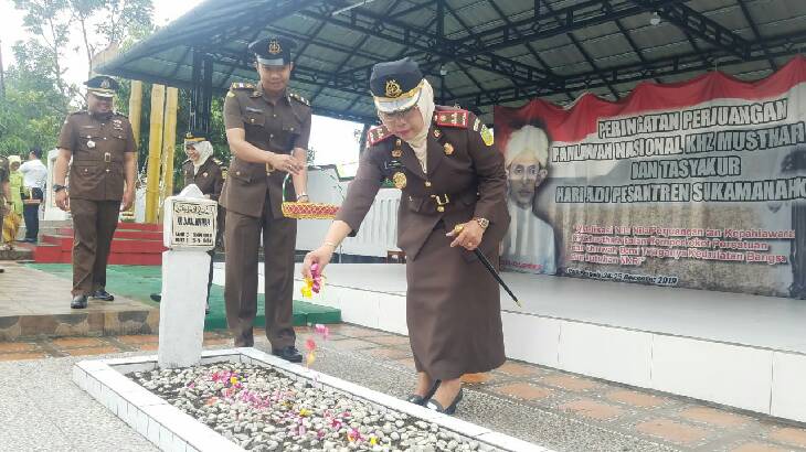 Kepala Kejari Kabupaten Tasik Ziarah ke Makam KH Zainal Mustafa