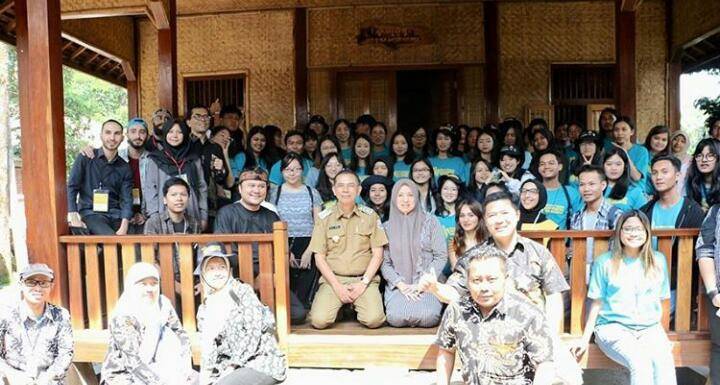 Mahasiswa dari Empat Benua Kunjungi Kampung Adat Cirendeu