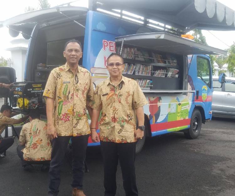 Mamik: Tingkatkan Keterampilan Lewat Membaca dan Menulis