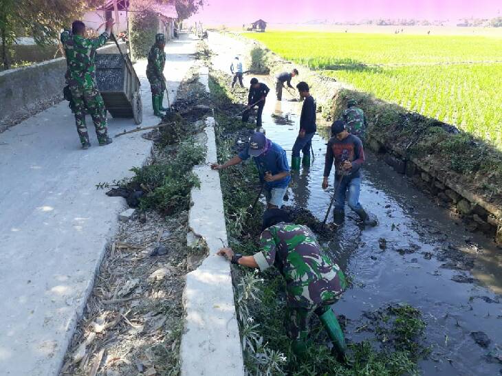 Satgas Sektor 5 Ajak Warga Bersihkan Anak Sungai Citarik