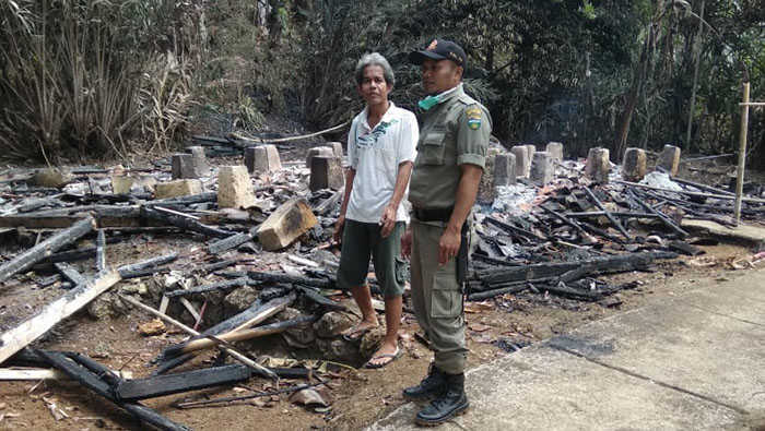 Diduga Akibat Tungku Lupa Dipadamkan, Rumah Kakek Eman Ludes Terbakar