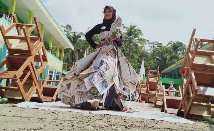 Sambut HUT RI ke-74 SMK Nurusalam Gelar Fashion Show dari Limbah Koran