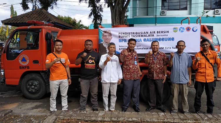 BPR Artha Galunggung Bersama PDAM Tirta Sukapura Salurkan Air bersih