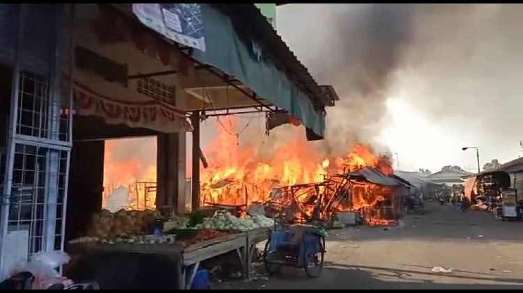 Lapak PKL Pasar Cikurubuk Terbakar