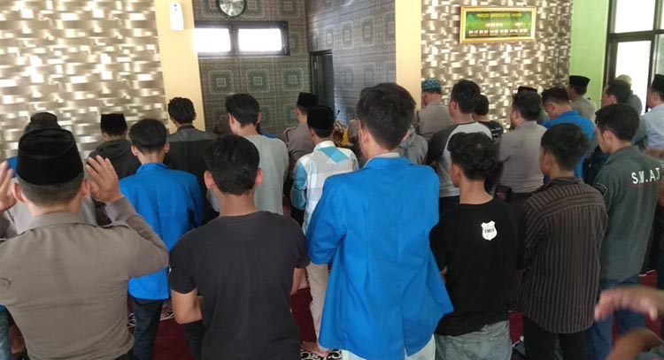 Polres Tasik Kota Gelar Salat Gaib Bersama Mahasiswa