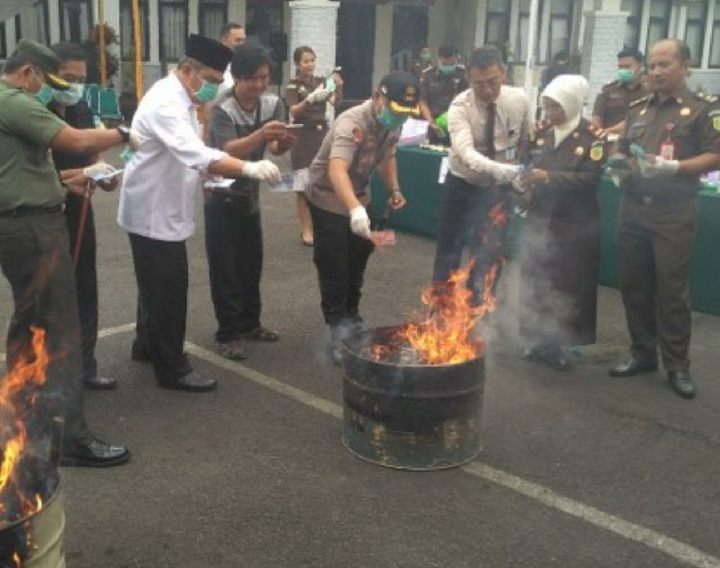 Kejari Kab. Tasikmalaya Musnahkan BB Uang Palsu Senilai Rp 41 juta