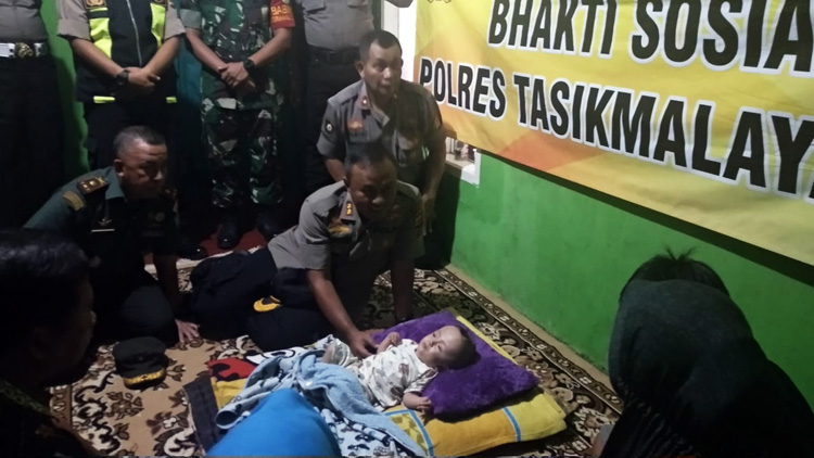 Polres Tasik Kota Jenguk dan Santuni Anak Penderita Hidrosefalus