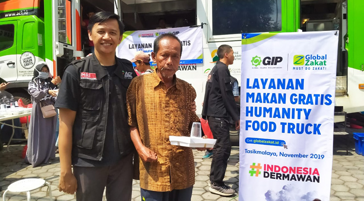 ACT Tasik Bagikan Ratusan Paket Makanan Kepada Dhuafa