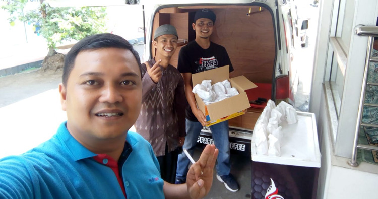 Gelar Jumat Berkah Jumat Berbagi, FKR-4 Ajak Komunitas Bersedekah