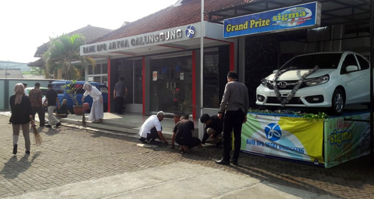 Pegawai PD BPR Artha Galunggung ‘Beberesih’ Halaman Kantor