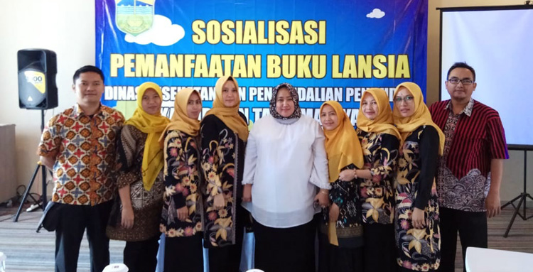 Gelar Sosialisasi, Dinkes Kab. Tasik Bagikan Buku Lansia