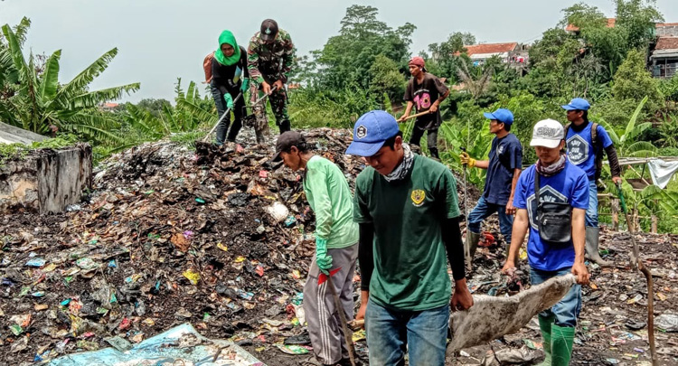 Sampah Puluhan Ton Dibersihkan Satgas Citarum Sektor 9 dan Penggiat Lingkungan