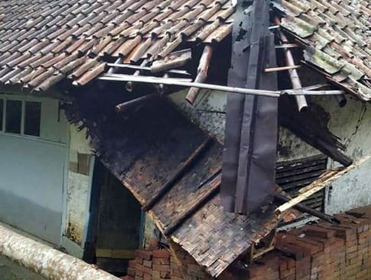 Hujan dan Angin Kencang Landa Kec. Salopa, Belasan Rumah Nyaris Hancur