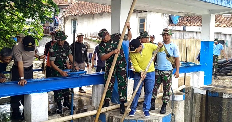 HUT TNI AD, Jajaran Kodim 0612 Tasik Kerja Bakti Bersihkan Sungai