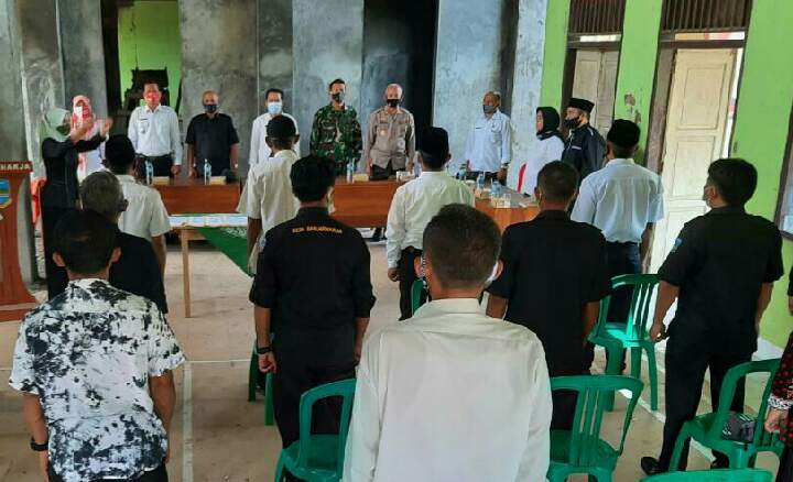 Kepala Desa Banjarharga Hermana Lantik Perangkat Desa