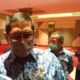 KOTA TASIKMALAYA (CM) - Kementrian Dalam Negeri Republik Indonesia (Kemendagri) telah mengeluarkan Surat Keputusan (SK) terkait kekosongan jabatan Wali Kota Tasikmalaya, per tanggal 1 Februari 2021. SK berisi tentang pengangkatan Muhammad Yusuf sebagai Plt Wali Kota Tasikmalaya dengan tugas dan kewenangan Wali Kota. Hal tersebut disampaikan Muhammad Yusuf kepada media di salah satu Hotel di Jl HZ Mustofa, Rabu (17/2/2021). "Ya saya sudah mendapatkan surat dari Menteri Dalam Negri (Mendagri). Di dalam isi surat tersirat, pertama SK tentang pemberhentian sementara Wali Kota Tasikmalaya titi mangsa berlaku surut 3 Desember 2020. Ke dua SK keputusan mendagri tentang pengangkatan saya sebagai Plt Wali Kota dengan tugas kewenangan Wali Kota di berlakukan mulai 1 Februari 2021," terangnya. Seperti diketahui, Wali Kota Budi Budiman, saat ini sedang menjalani sidang di pengadilan Negeri Tipikor Bandung, atas dugaan suap pelicin anggaran untuk pembangunan Kota Tasikmalaya. "Keputusan selanjutnya, saya tinggal menunggu ingkrah putusan pak Wali Kota Budi Budiman, mungkin nanti ada lagi SK pemberhentian pak Wali sebagai Wali Kota. Ya mungkin bisa menunjuk saya sebagai Wali Kota Depenitif. Tetapi semua keputusan ada di mendagri. Jadi tinggal menunggu itu saja," jelasnya. Yusuf juga menyebutkan, surat yang telah diterima sebelumnya dari Gubernur dan dari Mendagri ada sedikit beda penapsiran, tetapi semua kewenangannya ada di depdagri selaku pembina pemerintahan di daerah. Jadi dia serahkan sepenuhnya bagaimana depdagri mengaturnya. Karena sebagai Plt juga tunduk dan patuh pada depdagri yang ada di daerah. "Meski sebelumnya saya diberikan kewenangan terbatas, tetapi itu semua berdasarkan rekomendasi dari Mendagri, tetapi sekarang sudah ada SK artinya sudah jelas. Berbeda dengan sebelumnya saya jadi Plt berdasarkan rekomendasi dengan tugas terbatas seperti tidak bisa melakukan rotasi mutasi pegawai, kebijakan setrategis dan lainnya. Tetapi sekarang saya sudah resmi menerima SK dari Mendagri tetapi kewenangannya masih dibahas apa masih harus ada keputusan dari mendagri atau tidak," tambahnya. Yusuf menyimpulkan, SK yang diterimanya adalah penunjukan sebagai Plt. Namun begitu, tugas dan kewenangan sama dengan Wali Kota. "Tetapi kalau melihat SK sekarang Plt, tetapi kewenangannya sebagai Wali Kota. Kalau penafsiran SK sepertinya bisa melaksanakan tugas sama dengan kewenangan Wali Kota," pungkasnya. (Edi Mulyana)